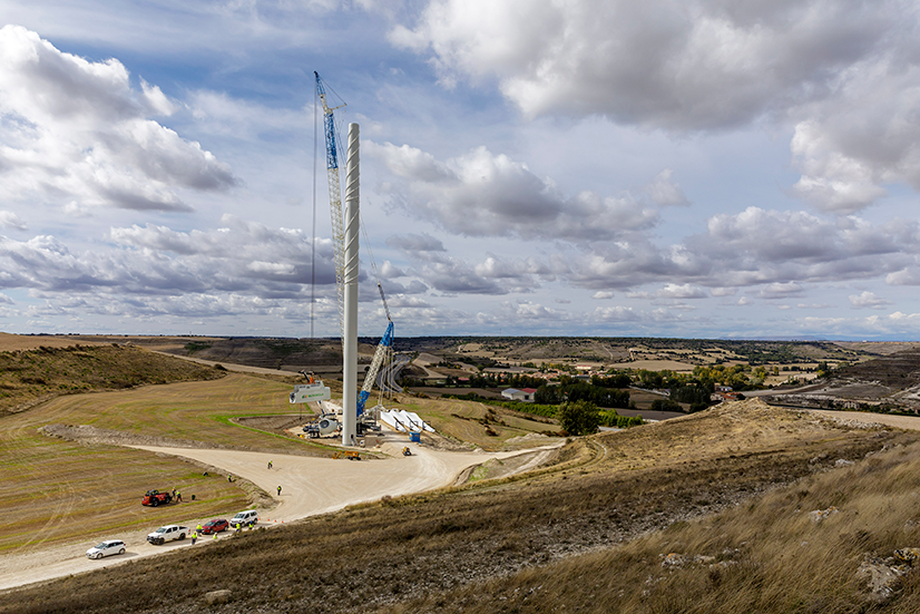 Primer aerogenerador del parque eólico terrestre Herrera II de Iberdrola en Burgos
